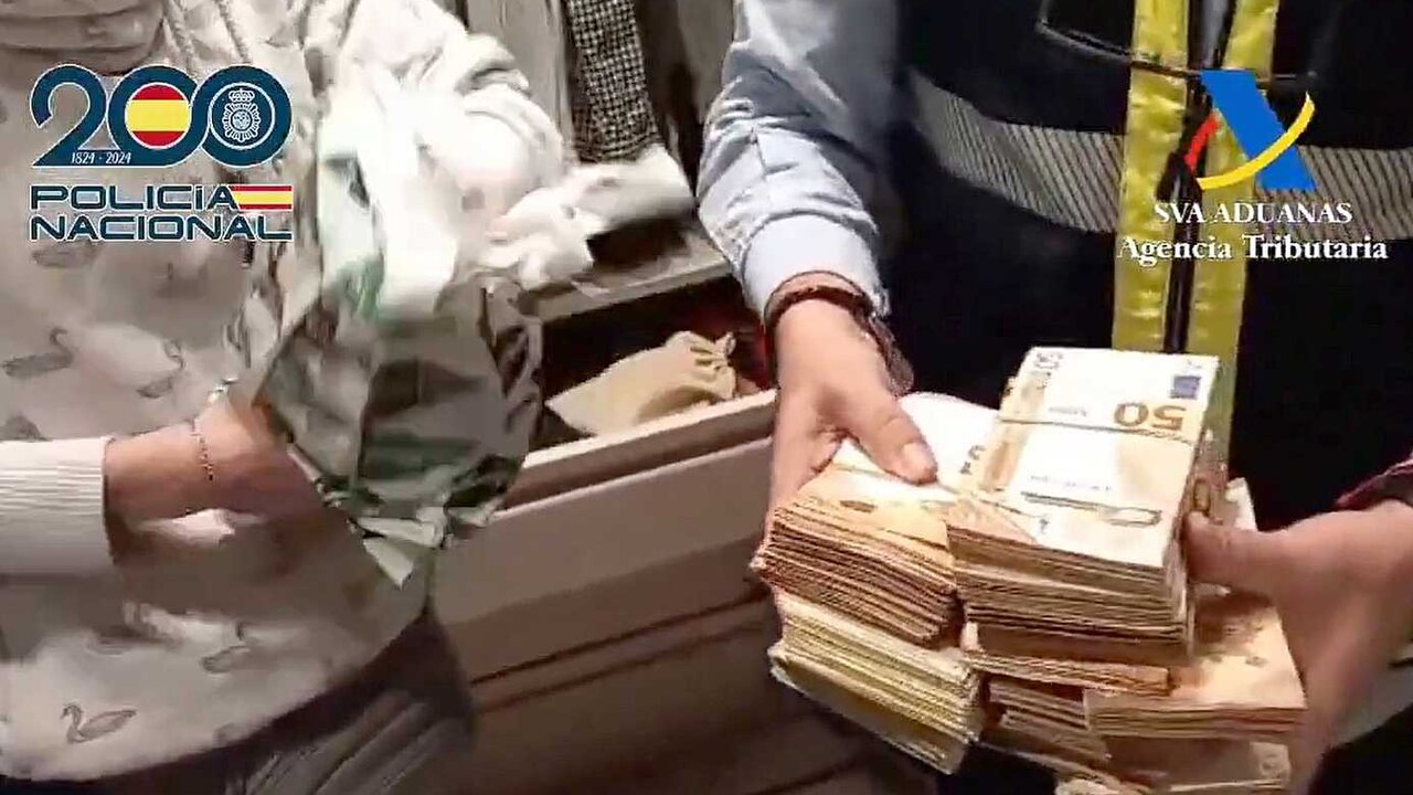 Imagen de parte del dinero incautado durante la operación policial.