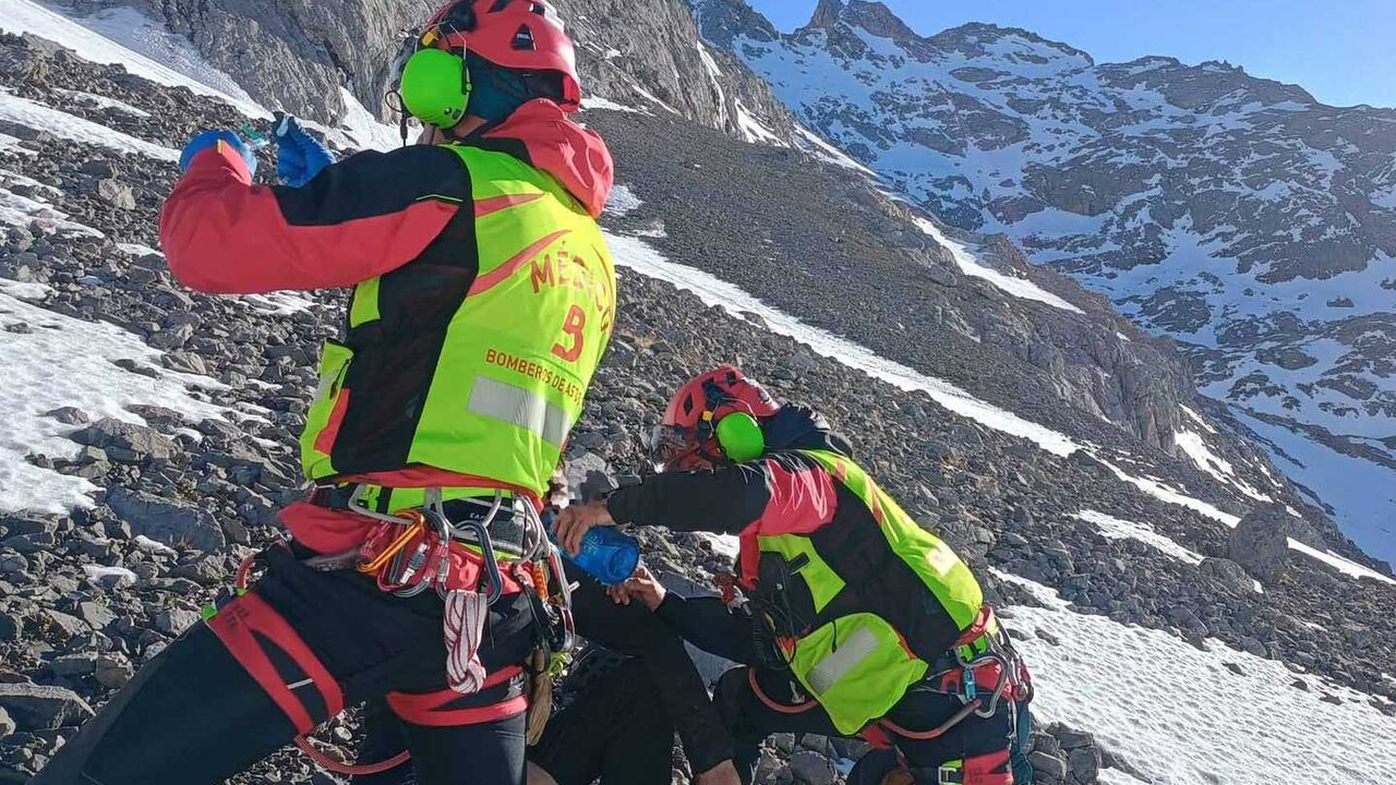 Momento en el que el joven montañero leonés es atendido por los equipos de emergencias tras ser localizado.