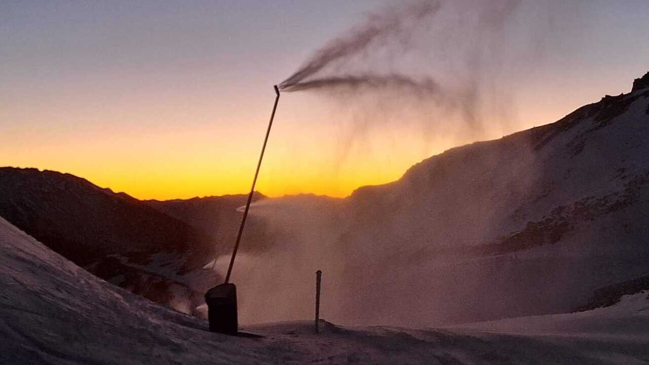 Cañones de nieve en la estación de San Isidro para mejorar el espesor en las pistas.