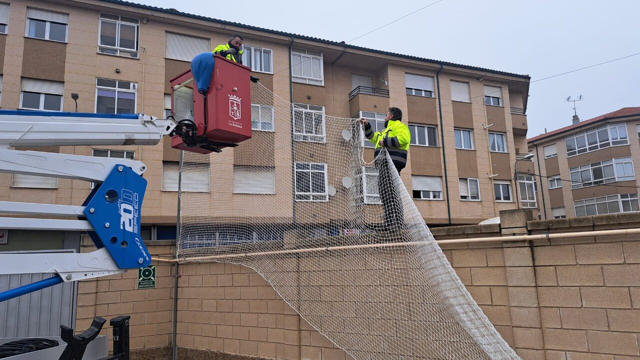 El Ayuntamiento de La Bañeza, a través de la Concejalía de Obras, ha llevado a cabo trabajos para renovar la malla que separa el patio del CEIP San José de Calasanz del Instituto de Educación Secundaria (IES) Ornia.