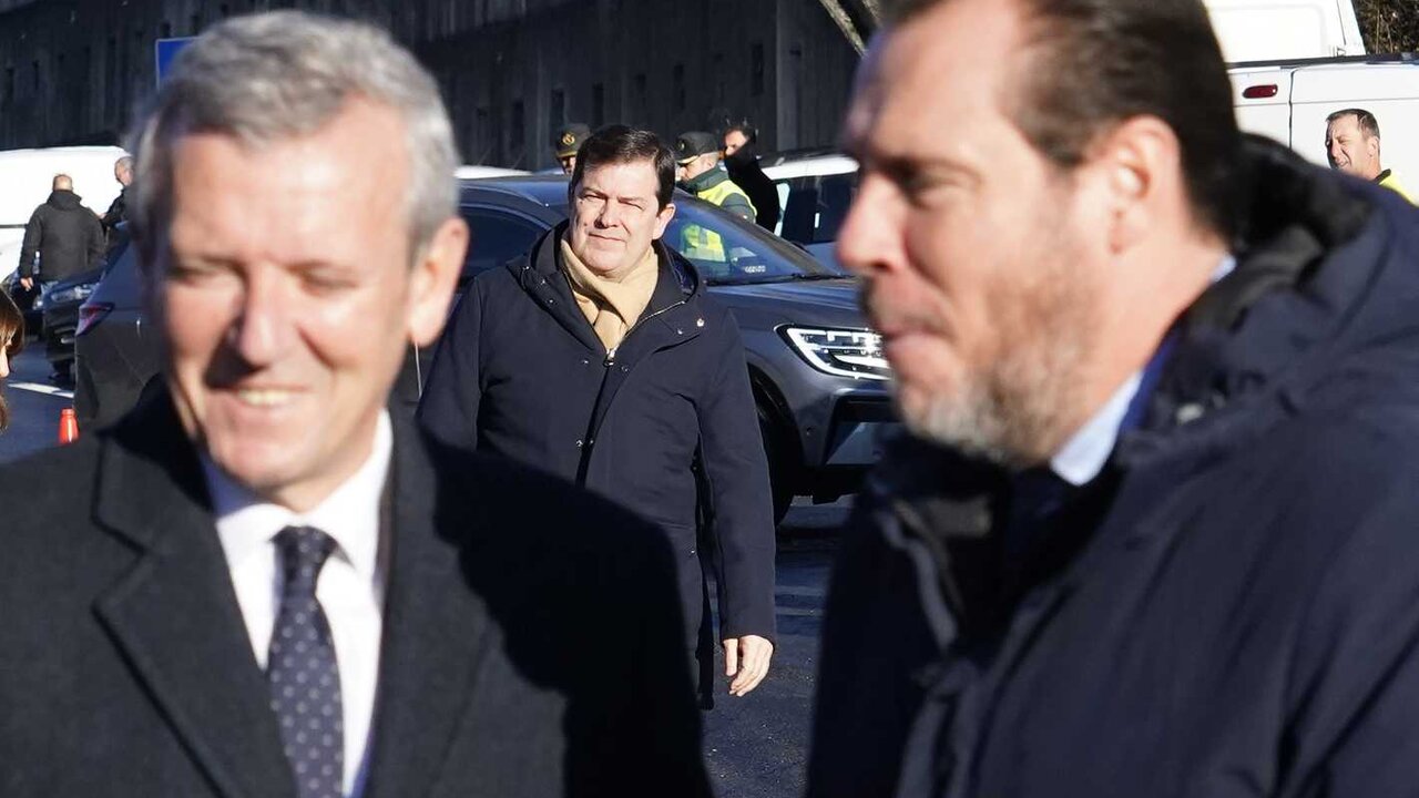 El presidente de la Xunta de Galicia, Alfonso Rueda, se mostró hoy muy feliz con la reapertura total de los viaductos de El Castro, en la A-6 entre el Bierzo y Galicia, después de su derrumbe hace dos años y medio. Foto: César Sánchez