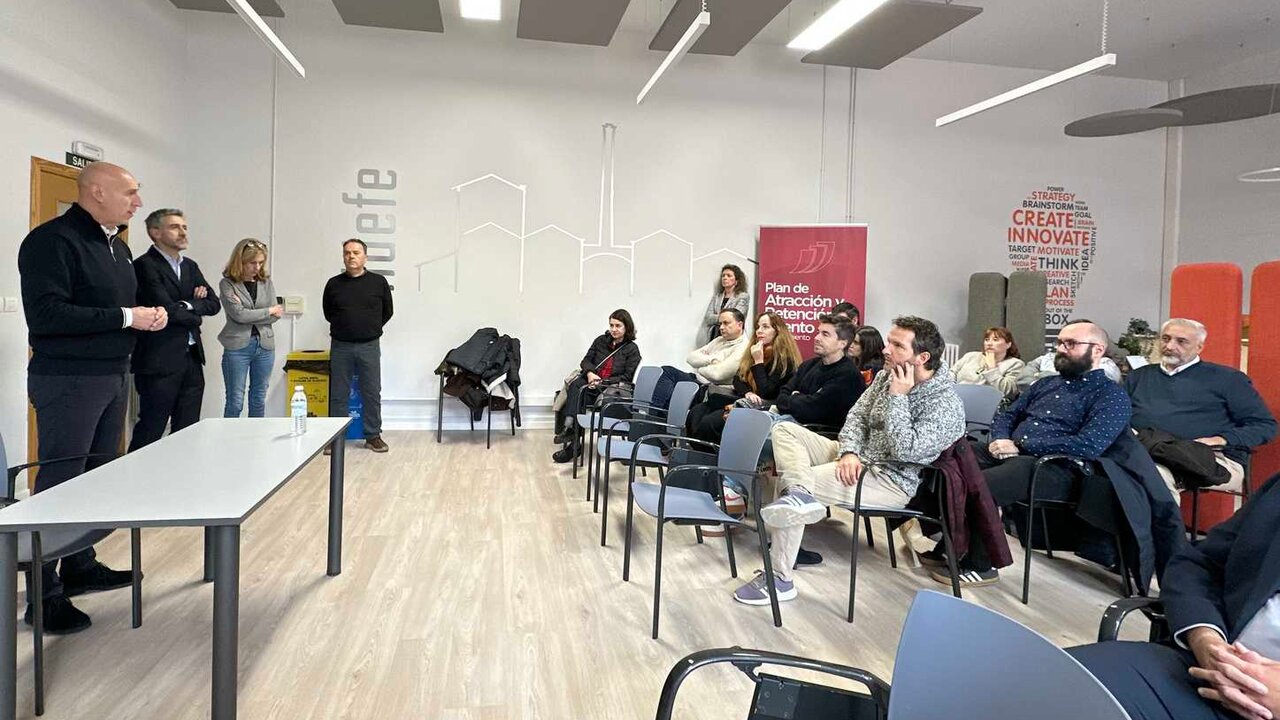 El alcalde de León, José Antonio Diez, acompañado del concejal Carmelo Alonso, ha participado este lunes en el encuentro de embajadores de León que forman parte del Programa Talento del Ayuntamiento de León y que coordina el Ildefe.