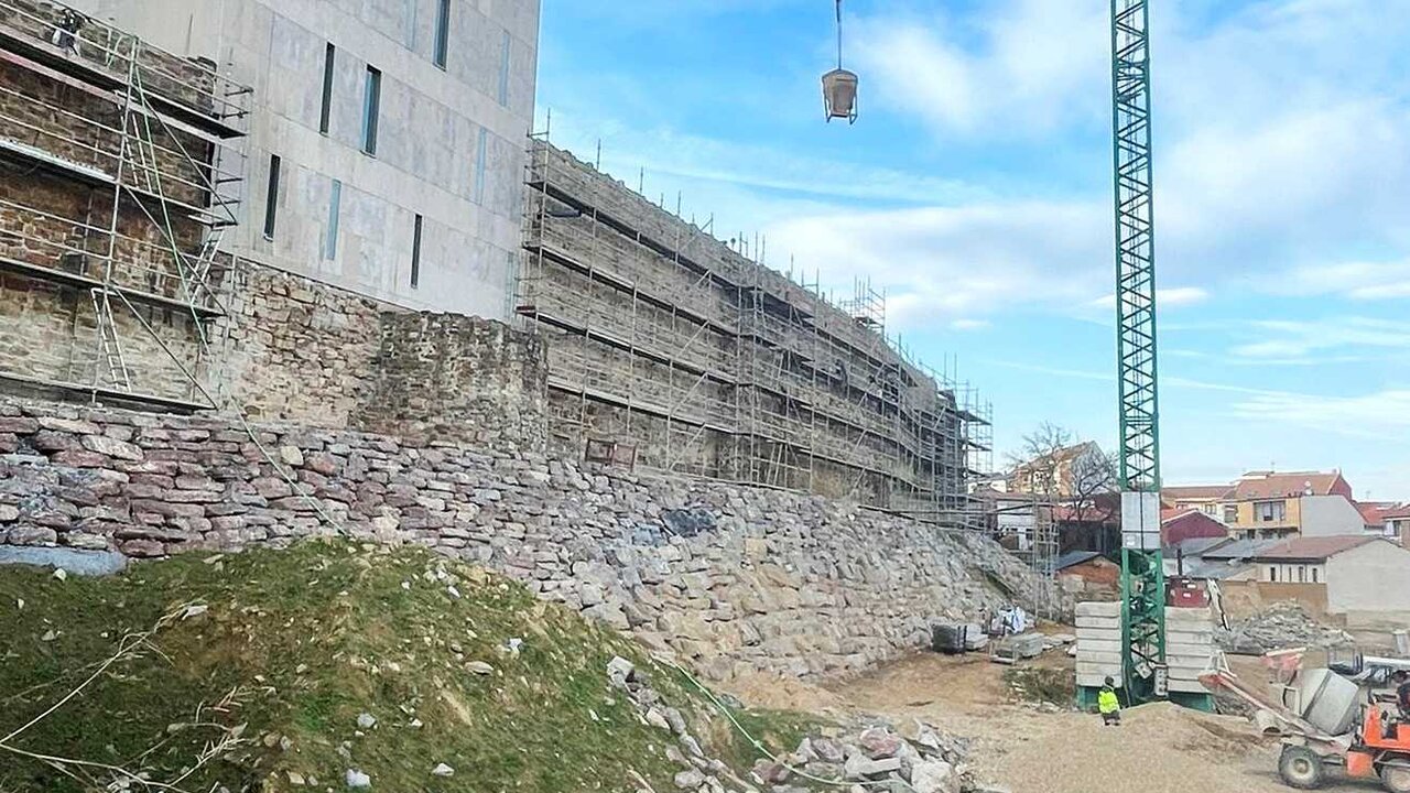 Imagen de las obras de restauración de la muralla de Astorga.