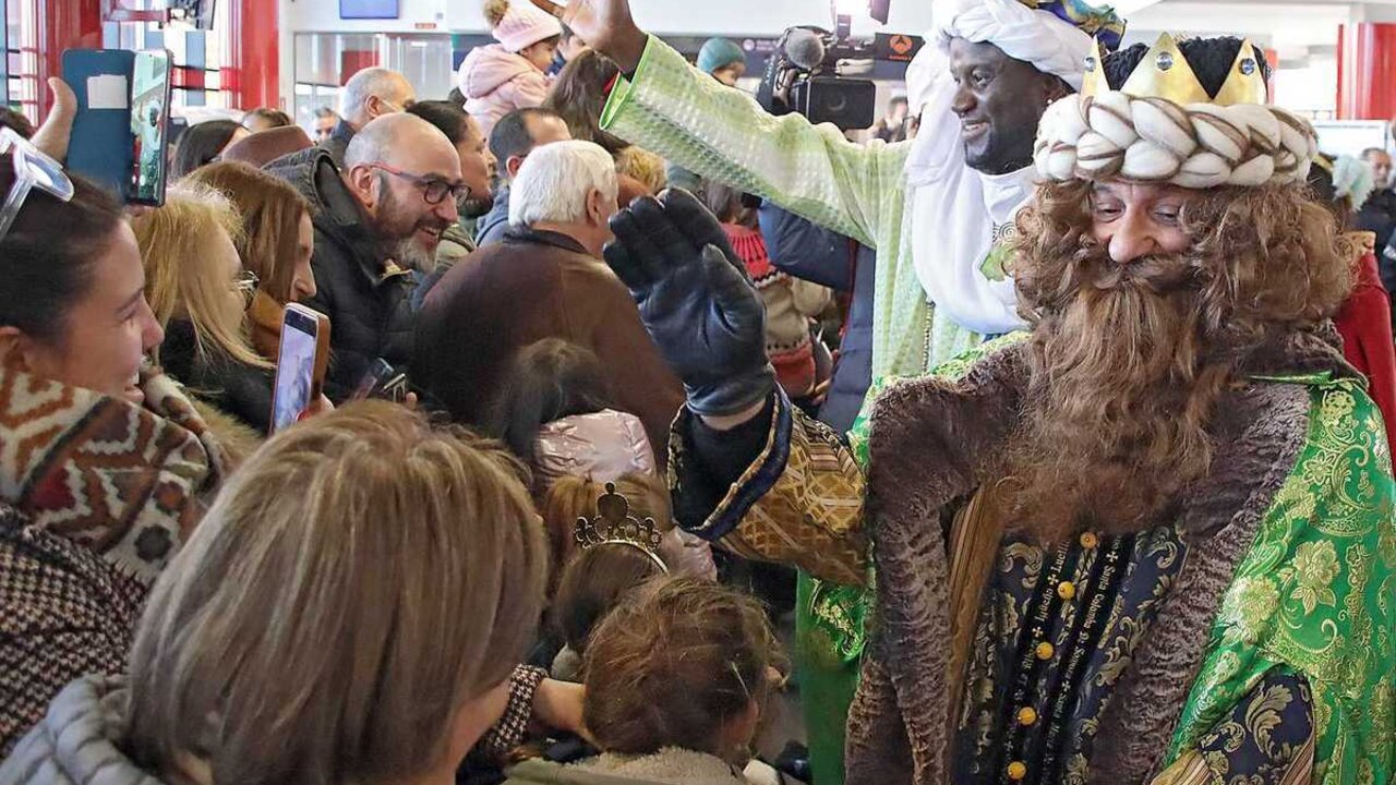 Los Reyes Magos, que llegan en tren desde Oriente, en el momento de entrar por la Estación de León. Foto: Peio García