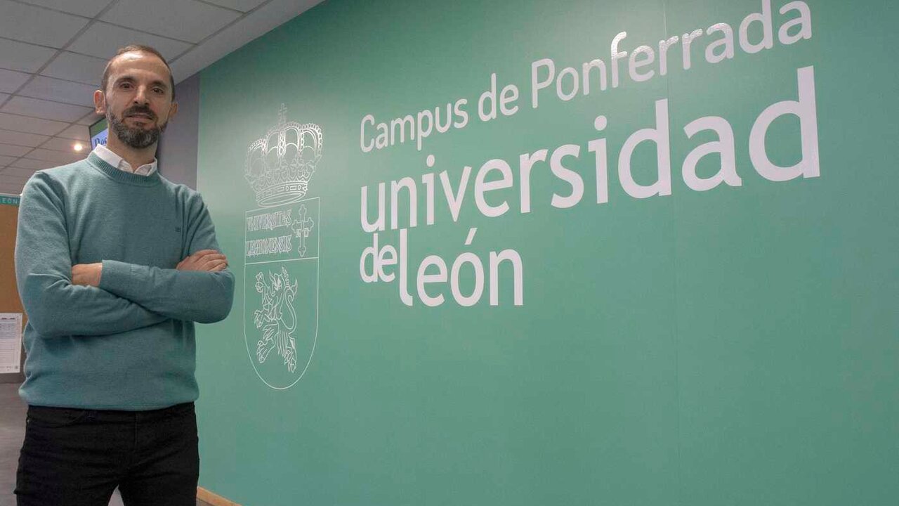 Marcos Guerra, investigador de la Universidad de León en el campus de Ponferrada, realiza un estudio sobre la conservación de las frutas y verduras del Bierzo una vez recolectadas. Foto: César Sánchez