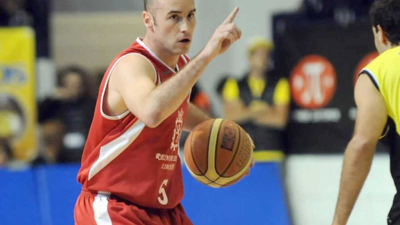 Bernabé con la camiseta de Baloncesto León, el equipo donde logró el récord de minutos jugados superando a Xavi Fernández.