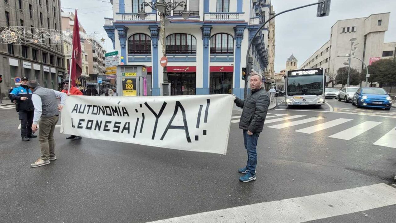 'Cheva', junto con otros leonesistas, durante el corte de tráfico de la popular 'Sabatina'.