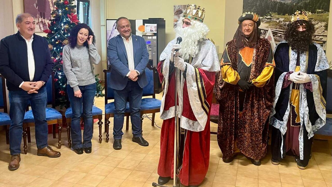 El presidente de la Diputación de León finaliza las visitas navideñas en la residencia Santa Luisa.