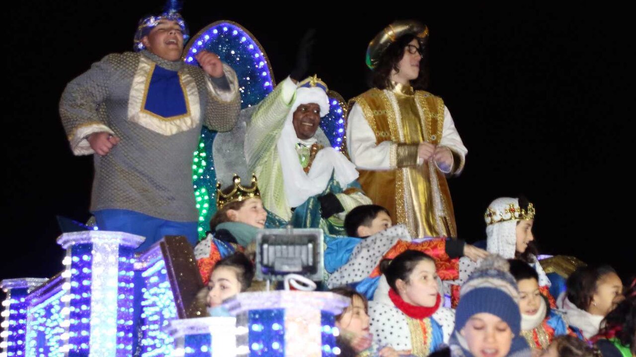 250 personas formaron parte del desfile en la capital, que contó con siete carrozas, una más que el pasado año, dedicada al comercio justo. Miles de personas salen al paso de la comitiva para saludar a Melchor, Gaspar y Baltasar. Fotos: Peio García