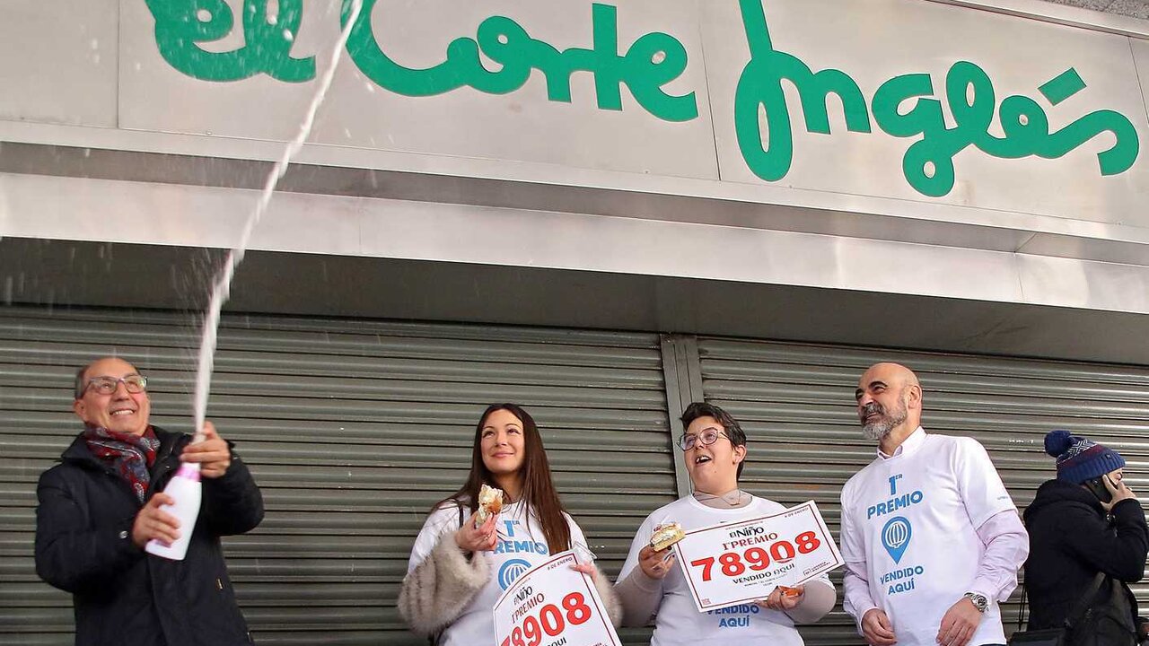 Uno de los ganadores de un décimo celebra el primer premio a las puertas de El Corte Inglés. Foto: Peio García