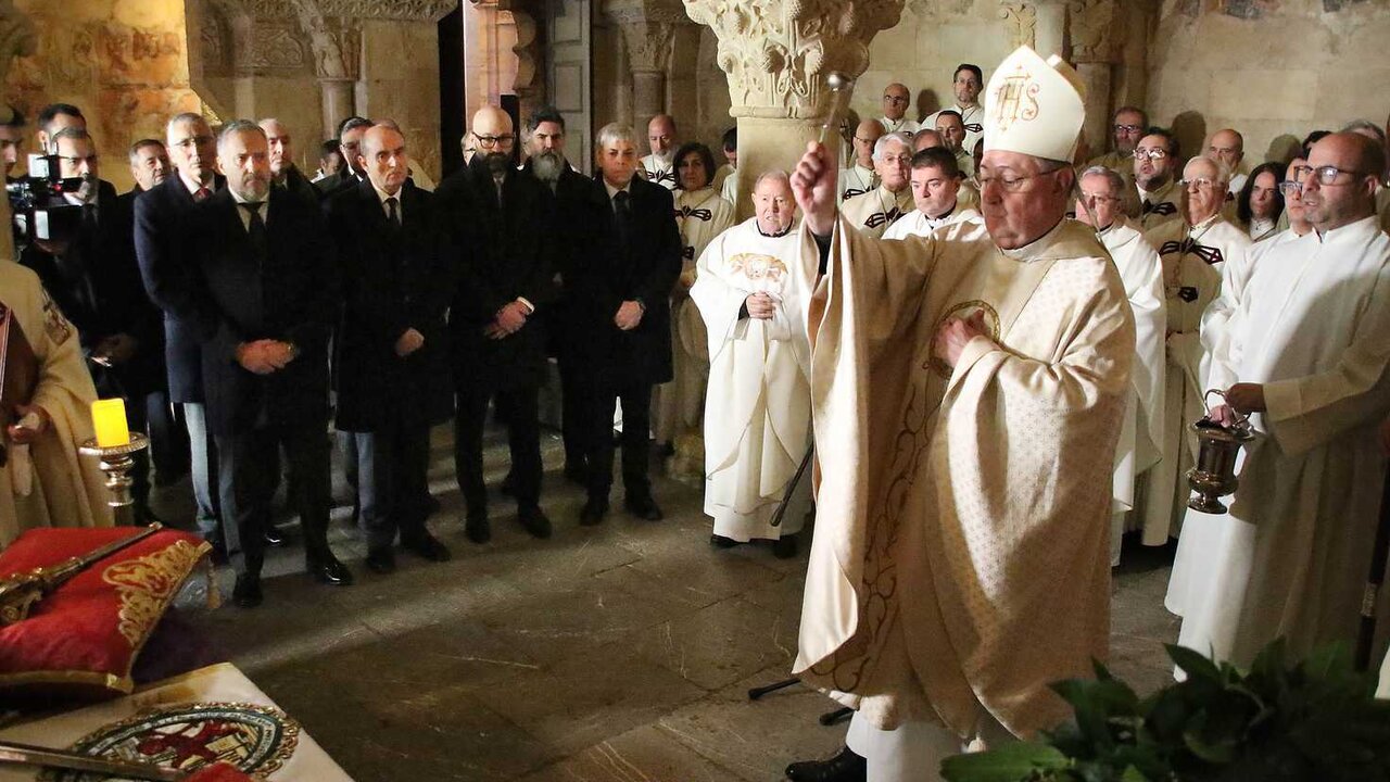 El alcalde, José Antonio Díez, el presidente de las Cortes, Carlos Pollán, el delegado territorial, Eduardo Diego y el obispo de León Luis Ángel de las Heras en el Responso y homenaje a los reyes de León ante el Panteón de la Colegiata de San Isidoro. Fotos: Peio García