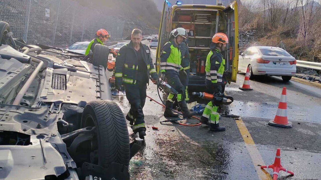 Imagen de los equipos de emergencias en el lugar del accidente.