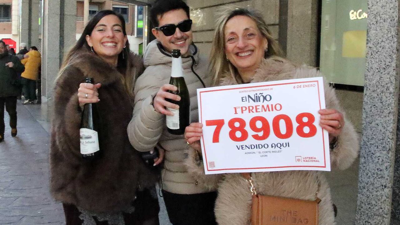 Una de las agraciadas se felicita por el primer premio de El Niño. Su primer capricho: "Irme a Nueva York". Foto: Campillo