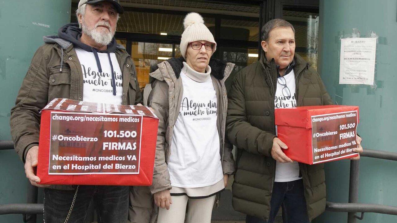 La plataforma Oncobierzo entrega en la Junta de Castilla y León más de 100.000 firmas para reclamar mejoras en la sanidad del Bierzo, especialmente en el Hospital del Bierzo y en el Área de Oncología. Foto: César Sánchez