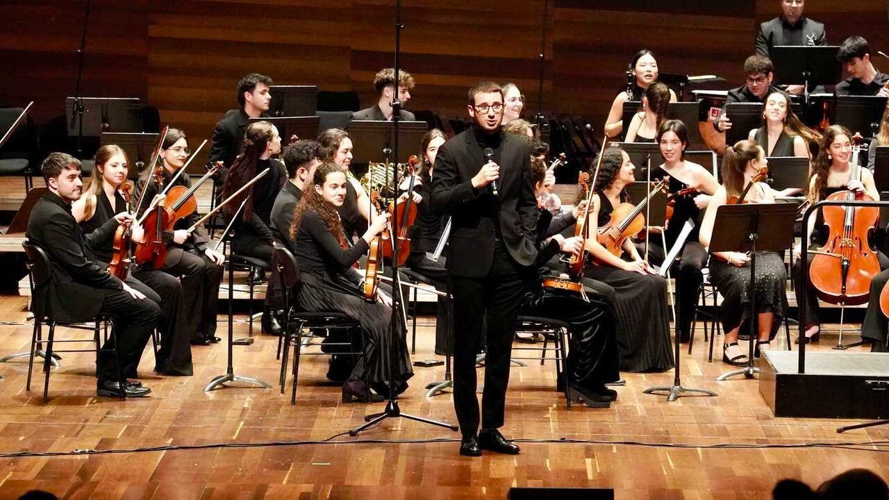 La Joven Orquesta Leonesa y las tres secciones musicales de la Cofradía del Dulce Nombre de Jesús Nazareno de León ofrecen un concierto benéfico al que asisten, entre otras autoridades, el presidente de las Cortes, Carlos Pollán y el alcalde de León, José Antonio Diez. Foto: Campillo