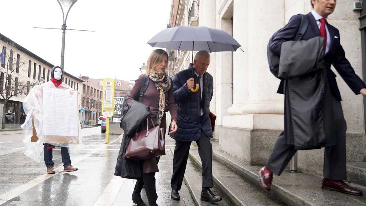 Imagen de una jornada del juicio por el caso ‘Perla Negra’ en el que se juzga a la excúpula de la Consejería de Economía. El exconsejero delegado de Gesturcal Juan Carlos Sacristán (2D) a su llegada a la Audiencia. Foto: Leticia Pérez