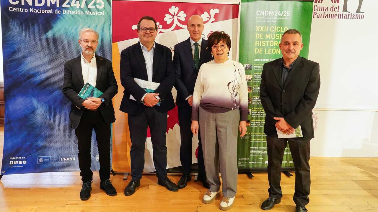 El alcalde de León, José Antonio Diez, presenta el XXII Ciclo de Músicas Históricas junto a la concejala de Acción y Promoción Cultural, Elena Aguado; el director del Centro Nacional de Difusión Musical del INAEM, Francisco Lorenzo, y el vicerrector de Estudiantes, Cultura y Deportes de la ULE, Diego Soto.