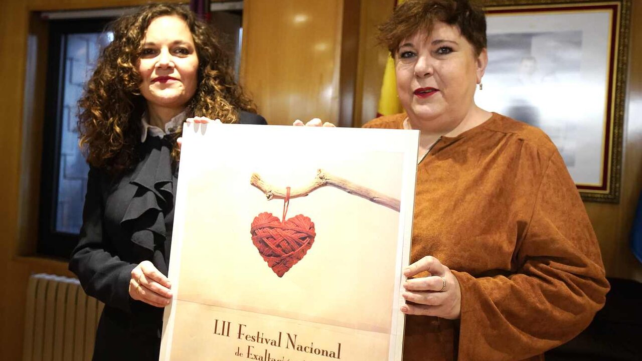 La alcaldesa de Bembibre, Silvia Cao, junto a la concejala de Fiestas, Belén Martín, durante la presentación Festival Nacional del Botillo de Bembibre 2025.