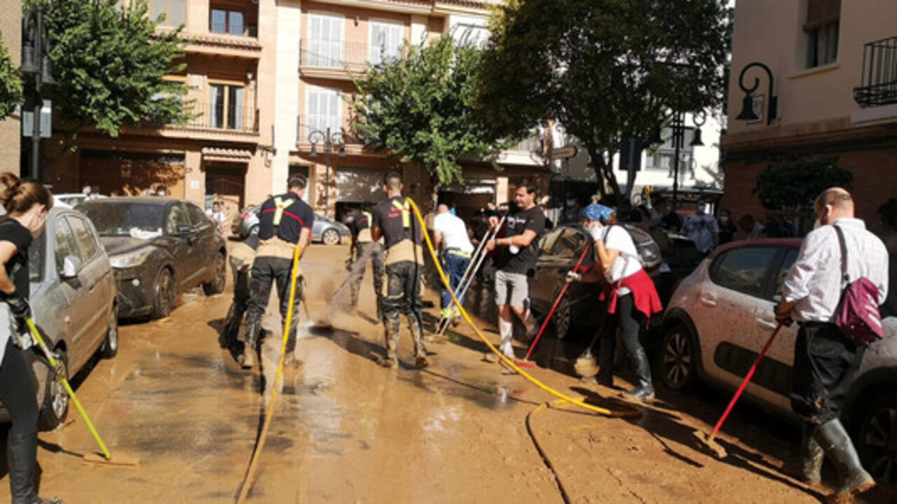 Voluntarios colaborando con los damnificados de la DANA.