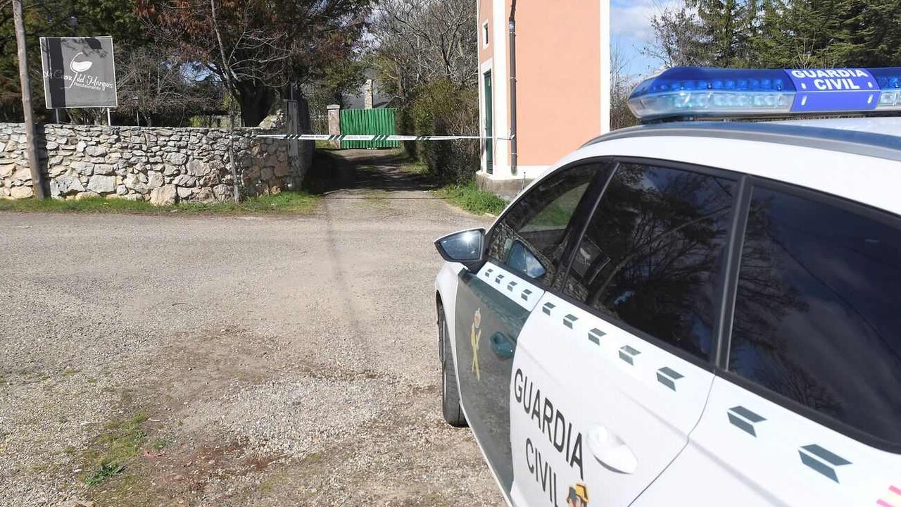 Un vehículo de la Guardia Civil, ante el chalet en el que se cometió el crimen.