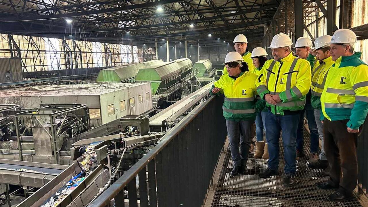 El presidente de la Diputación de León, Gerardo Álvarez Courel, ha visitado este jueves las instalaciones del CTR de San Román de la Vega.