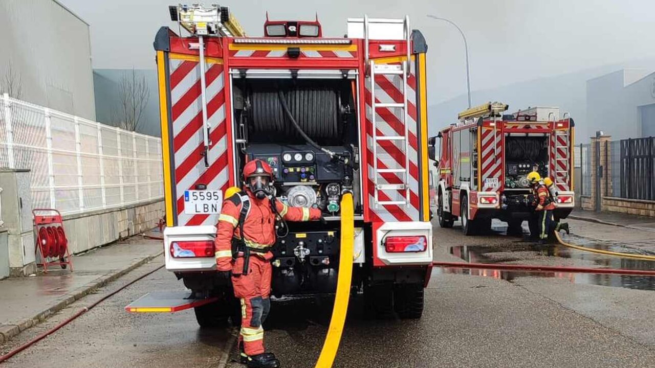 Equipos de bomberos de la Diputación de León han tenido que intervenir en la extinción del incendio. Imagen de archivo de una intervención anterior.