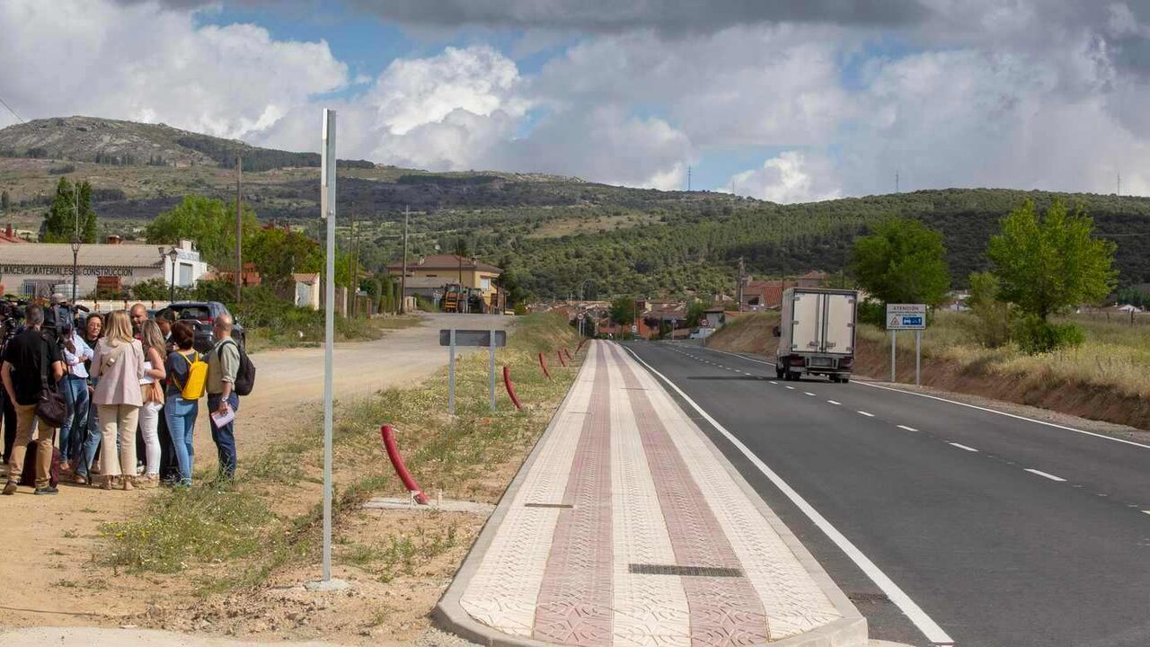 Imagen de una carretera sometida a un proceso de humanización y mejora por parte de la Junta.