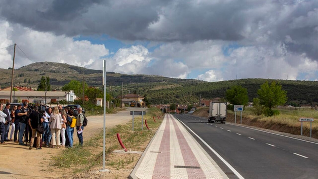 La consejera de Movilidad y Transformación Digital, María González Corral, visita la finalización de las obras de mejora de la travesía en la carretera AV-120 a su paso por la localidad de Muñana (Ávila). 
Ávila, 3-06-2022
Foto: Ricardo Muñoz-Martín