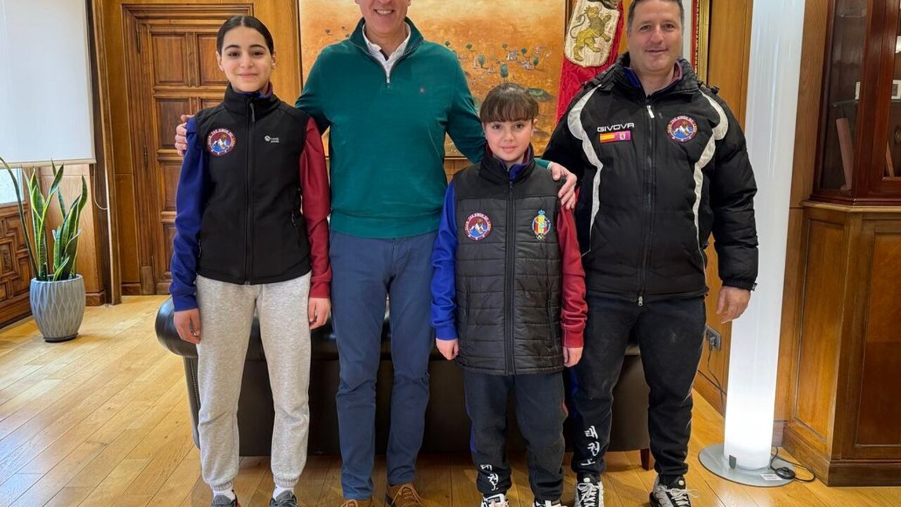 El alcalde de León, José Antonio Diez, junto a Chaima Zahraoui Rahim y Ariadna Ortega acompañadas por su entrenador