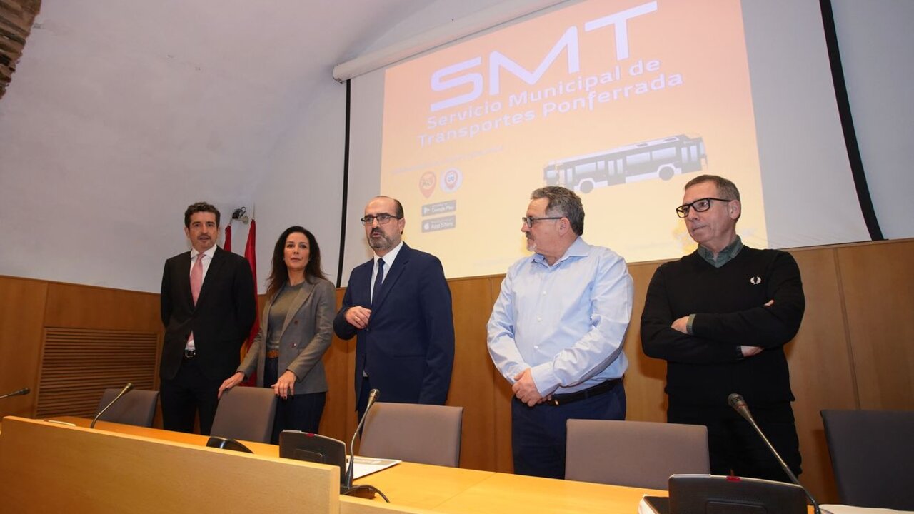 El alcalde de Ponferrada, Marco Morala (C), junto al concejal de Movilidad, Carlos Fernández (2D), el técnico de Medio Ambiente, Francisco Jordán (D), y el presidente y consejera de Autobuses Urbanos de Ponferrada, Francisco Tomás García (I), y Susana García, durante la presentación del nuevo servicio de transporte urbano