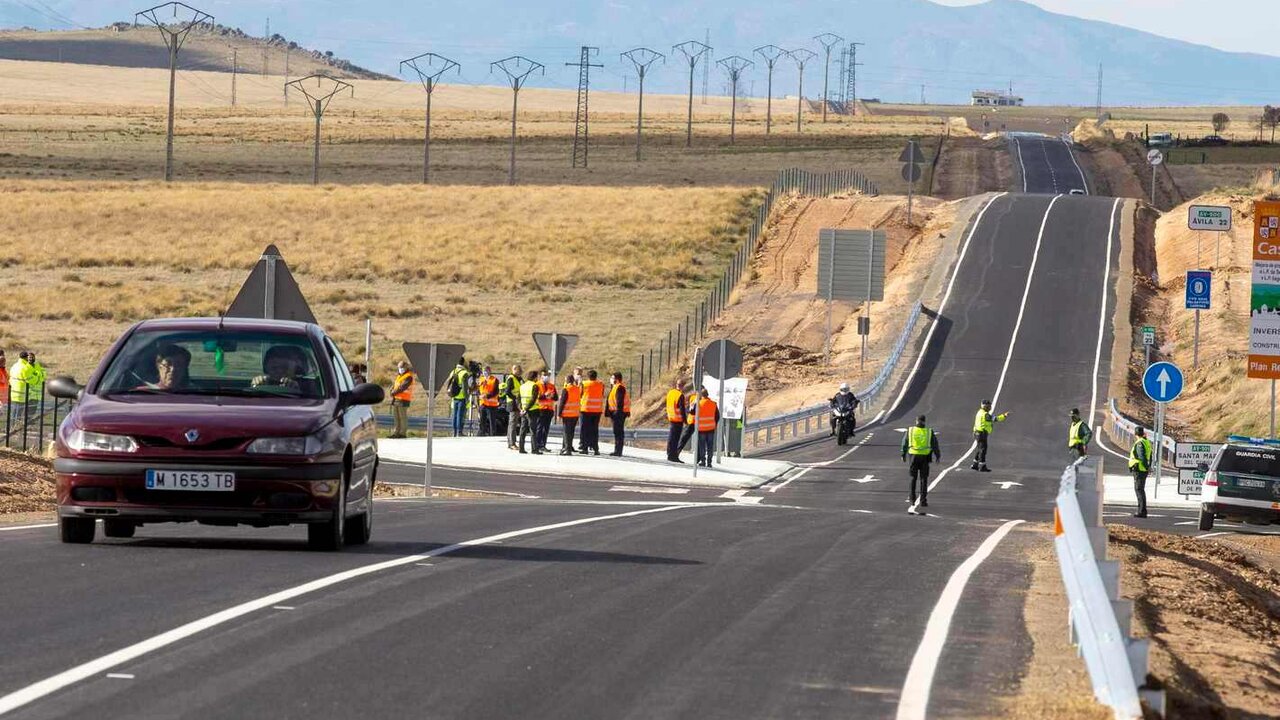 Obras de mejora del firme en un vial autonómico.