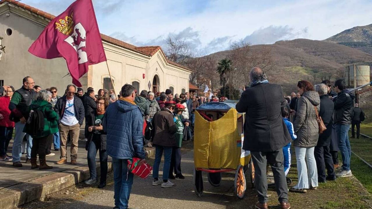 La localidad extremeña de Hervás, en la provincia de Cáceres, acogió hoy una manifestación para exigir al Gobierno de España “mayor compromiso” para la recuperación del corredor ferroviario de la Ruta de la Plata.