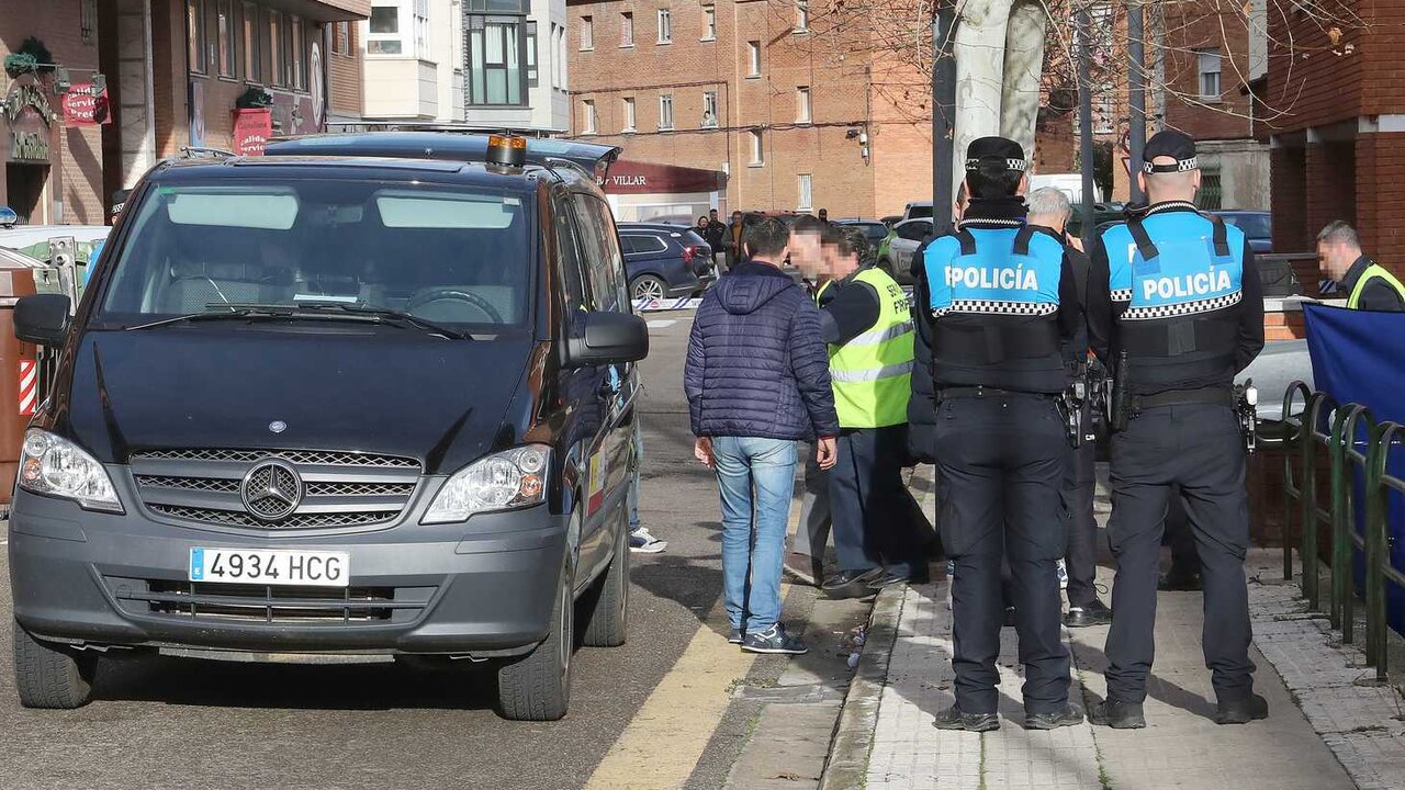 Instante en el que se procede a la retirada del cuerpo del asesinado.