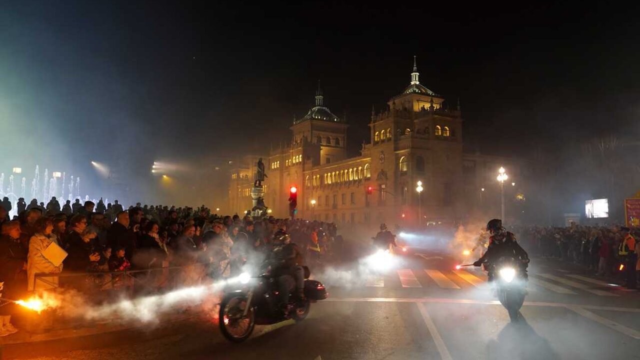 Desfile de antorchas en la concentración motorista Pingüinos.