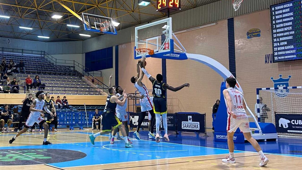 Un lance del encuentro disputado por la Cultural de Baloncesto ante el colista.