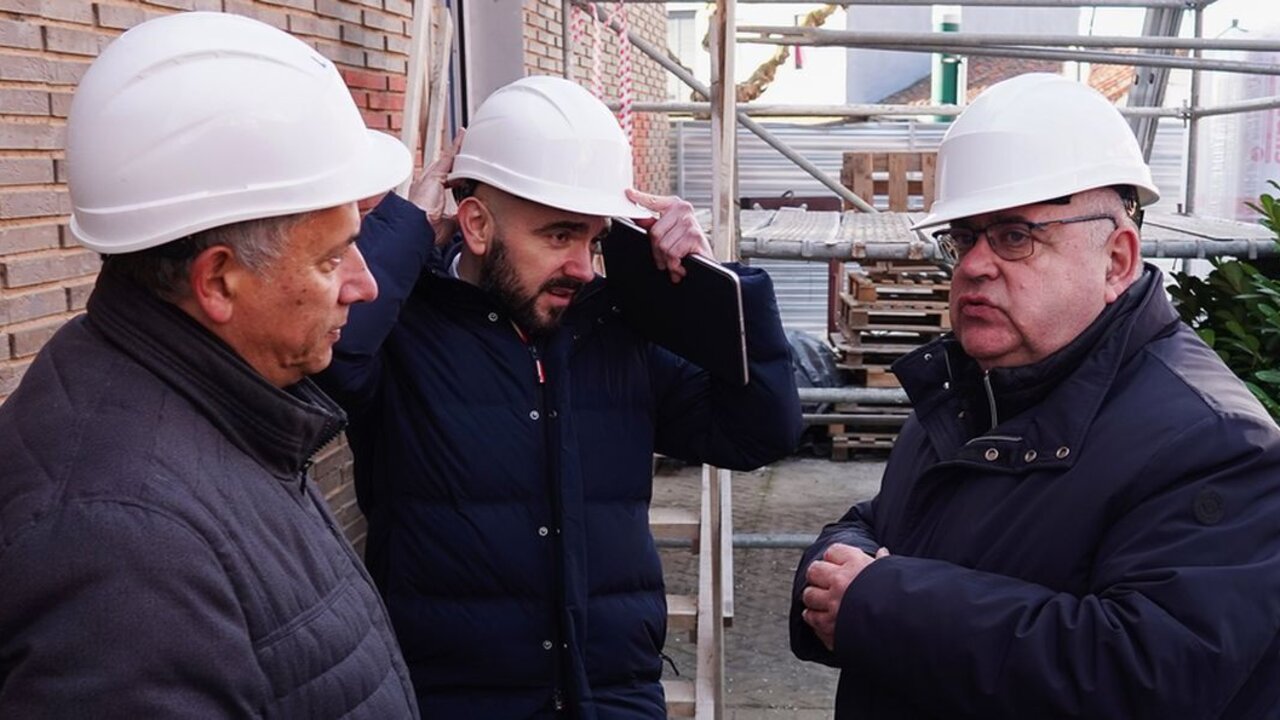 El consejero de Sanidad, Alejandro Vázquez Ramos, visita las obras de reforma del centro de salud de San Andrés del Rabanedo. Foto: Campillo