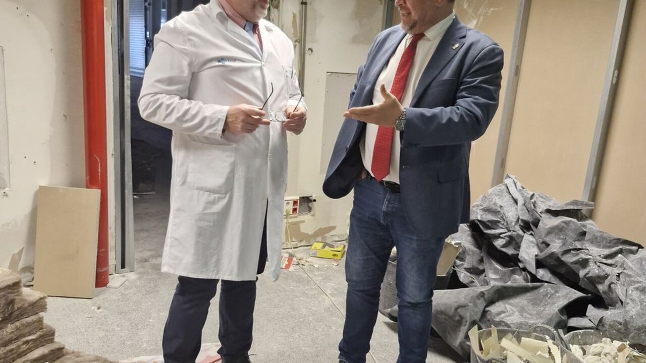 El Jefe de Unidad de Neumología del Hospital Universitario El Bierzo, Juan Ortiz de Saracho, recibe al presidente de la Diputación de León, Gerardo Álvarez Courel.