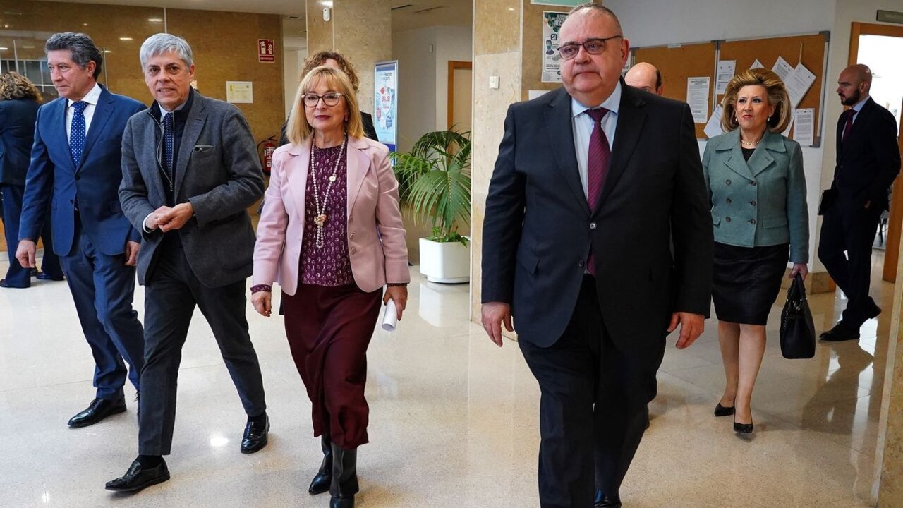 El consejero de Sanidad de la Junta, Alejandro Vázquez Ramos, presenta a la nueva gerente de Atención Primaria de León, María Rosario Viloria. Foto: Campillo.