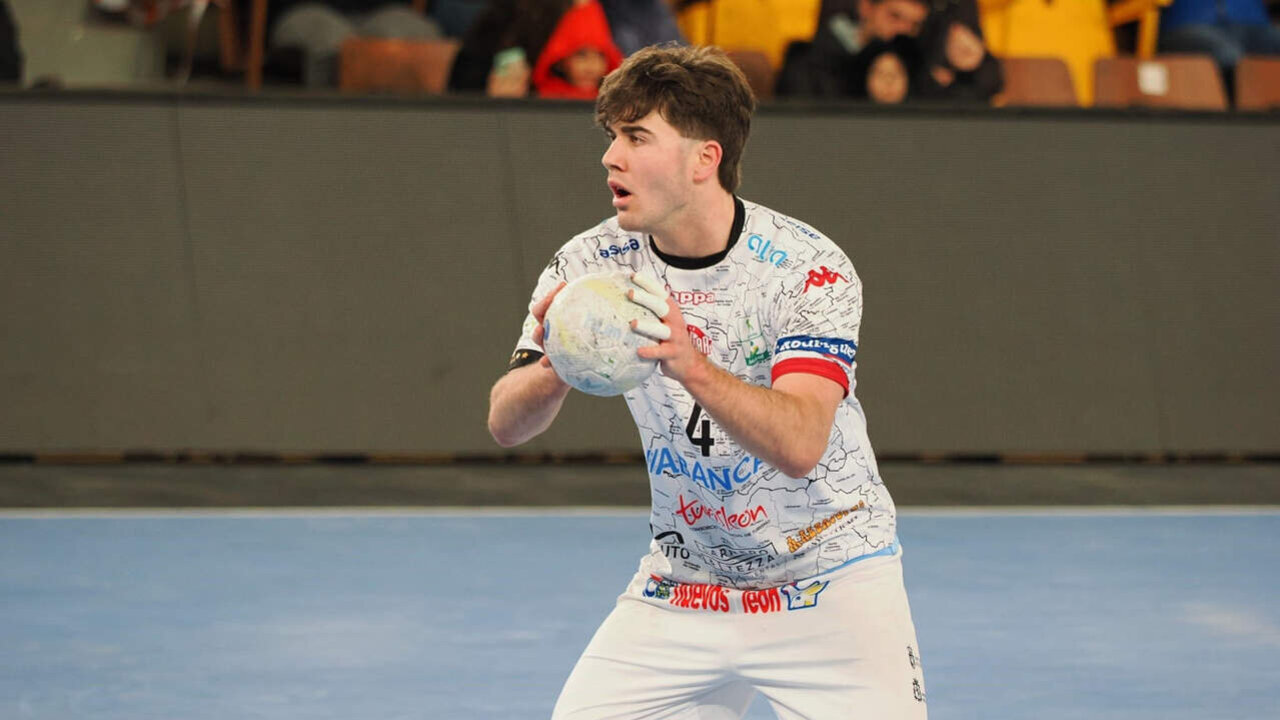 Carlos Álvarez, jugador del Abanca Ademar, durante un partido.