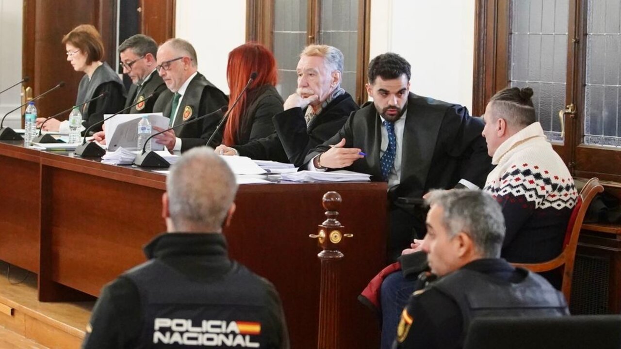 Primera sesión del juicio contra el hombre y la mujer acusados de asesinar a una prostituta en una vivienda de Cembranos en el año 2021. Foto: Campillo.