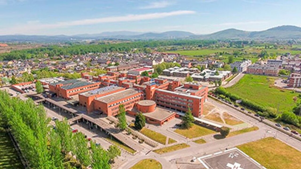 La Gerencia de Asistencia Sanitaria del Bierzo inicia la segunda fase de asfaltado del recinto del Hospital del Bierzo.