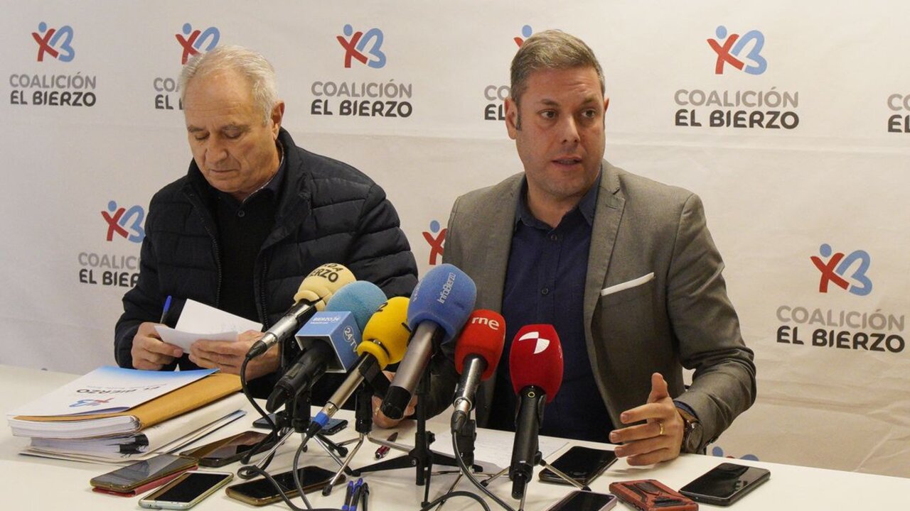 El portavoz de Coalición por el Bierzo en el Consejo Comarcal, Iván Alonso (I), junto al presidente del partido, José Álvarez (D), durante la rueda de prensa de esta mañana para tratar sobre la institución comarcal. Foto: César Sánchez.