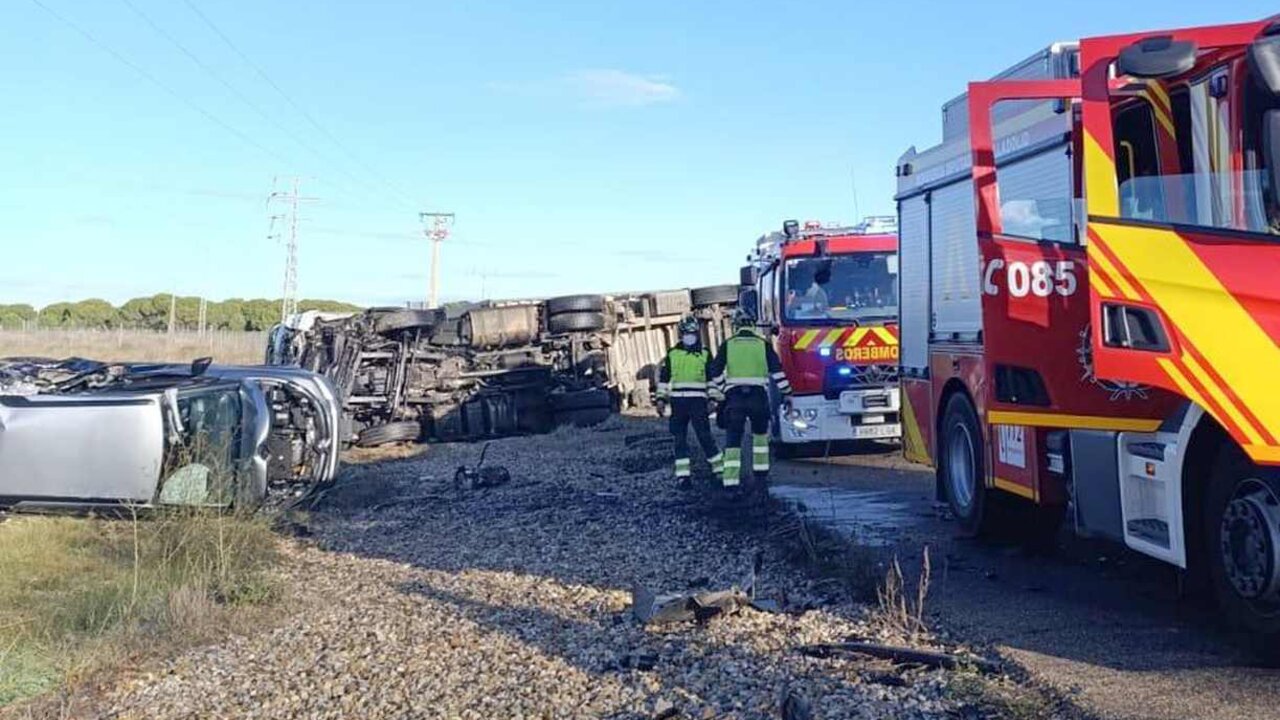 Accidente de tráfico entre un camión y dos turismos en la N-601, en La Pedraja de Portillo.