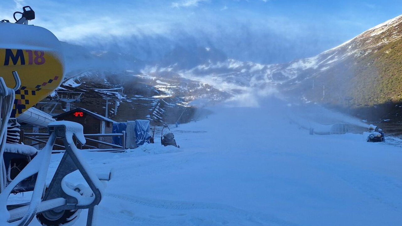 Producción de nieve artificial en la estación de esquí de San Isidro (León).