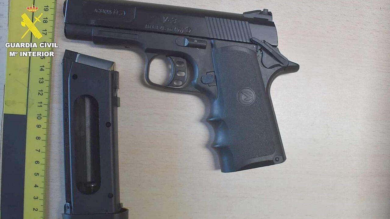 Imagen de la pistola de balines incautada por los efectivos de la Guardia Civil.