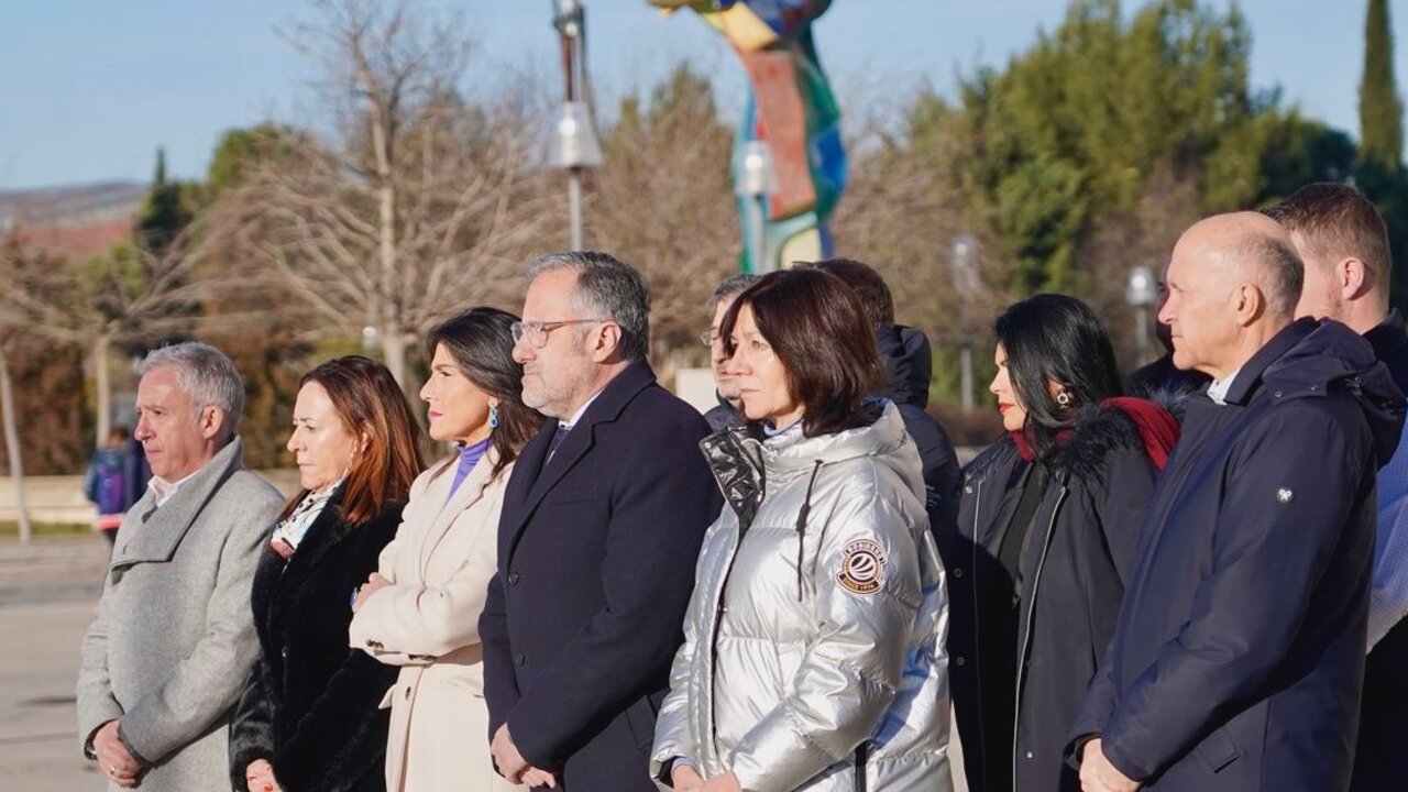 El presidente de las Cortes de Castilla y León, Carlos Pollán, atiende a los medios tras el minuto de silencio convocado delante de la sede del Parlamento regional por los asesinatos acaecidos en los últimos días en Viana de Cega (Valladolid) y Palencia. Foto: Miriam Chacón.