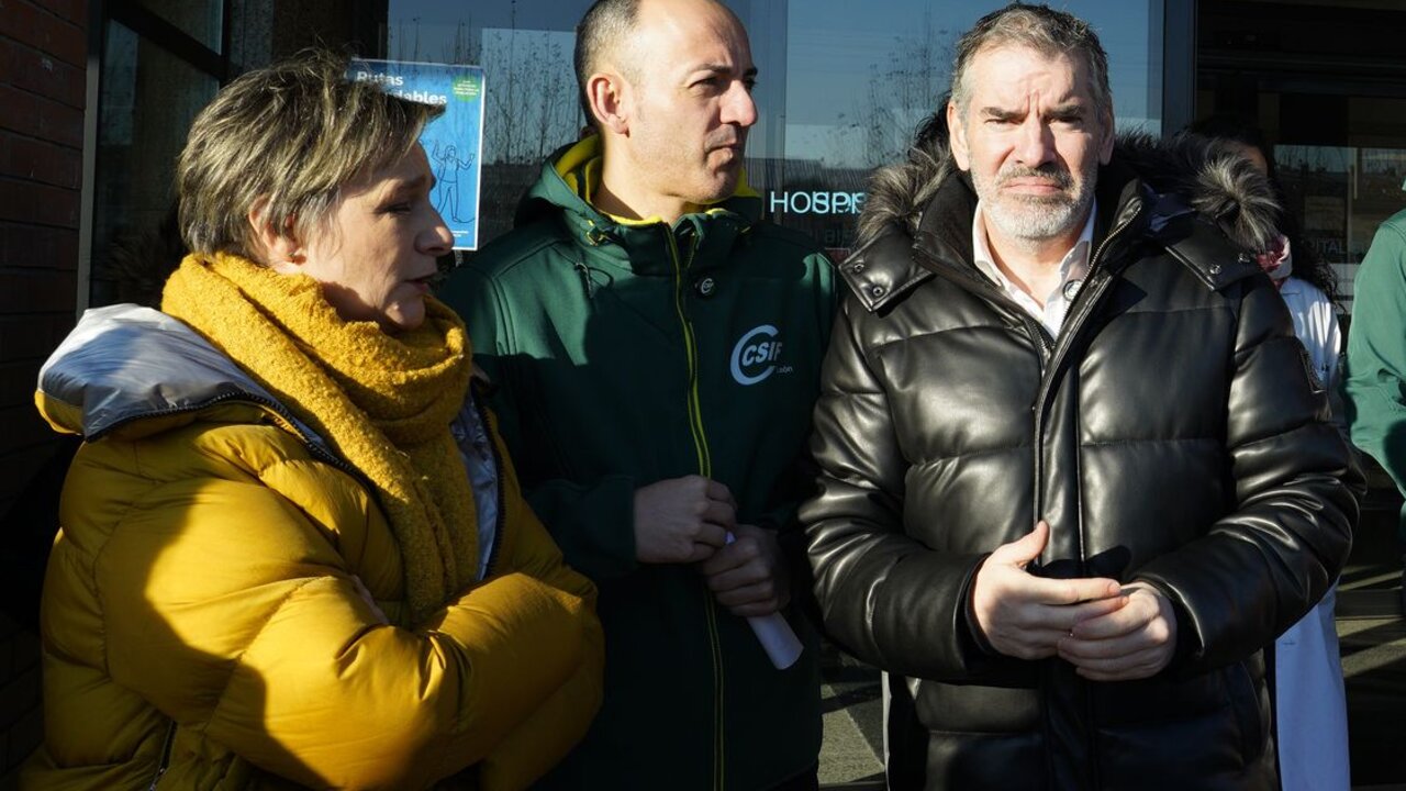 El presidente autonómico de la Central Sindical Independiente y de Funcionarios de Castilla y León, Benjamín Castro (D), junto a la presidenta provincial de CSIF León, Ofelia Rodríguez, y el responsable de la Agrupación Comarcal y del sector de Sanidad en El Bierzo, Maximino Prieto (C), durante su comparecencia en el hospital El Bierzo de Ponferrada para analizar la situación de la estabilización del personal sanitario y de la falta de actualización de las bolsas de Sacyl. Foto: César Sánchez.