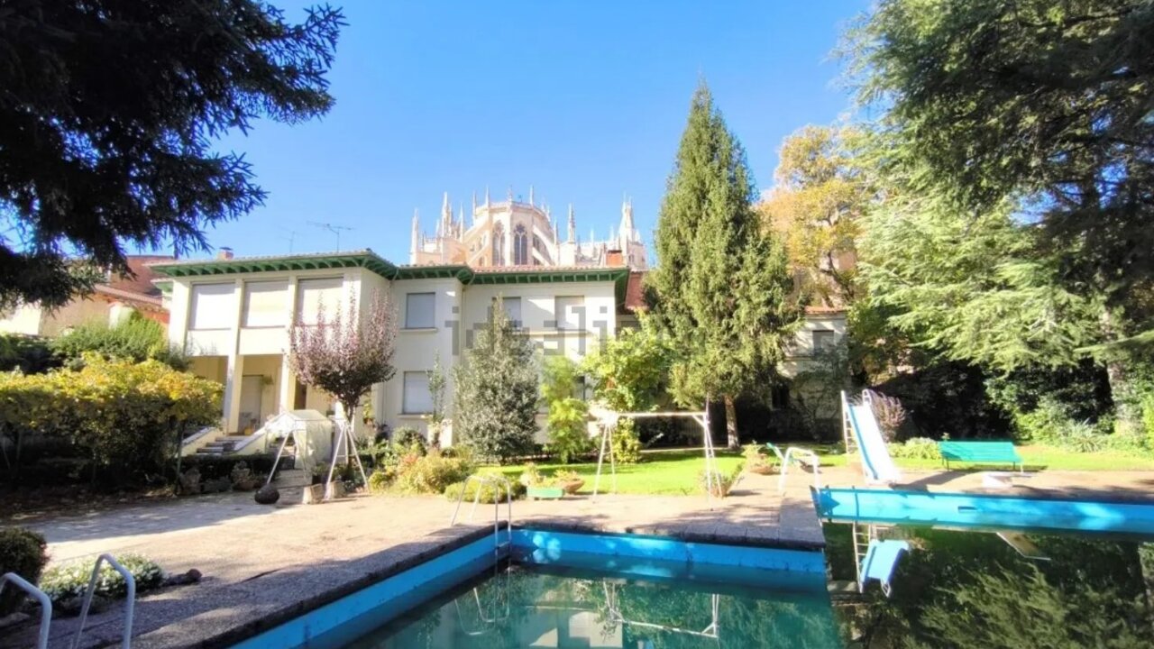 Chalet con piscina en pleno centro de León y vistas a la Catedral.