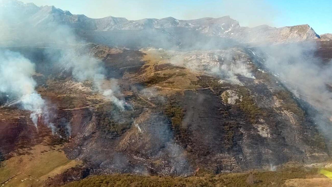 Imagen del incendio en la localidad de Cabrillanes.