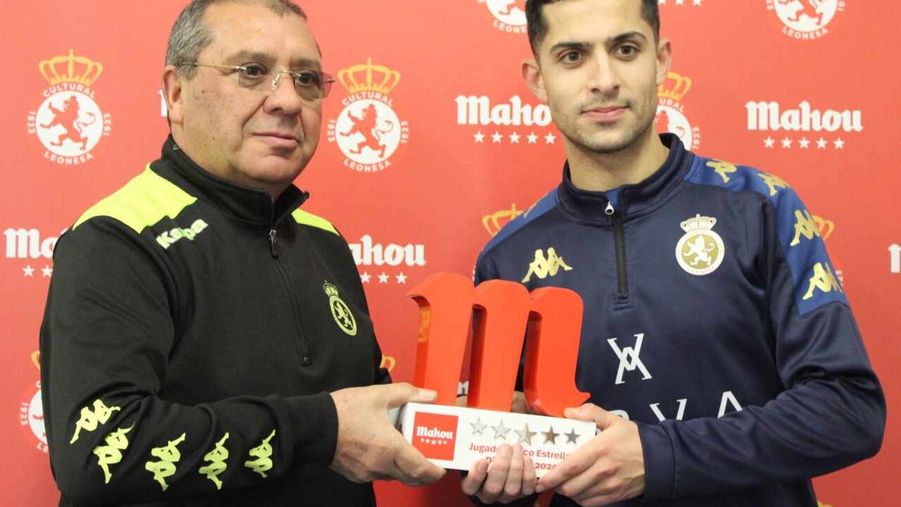 Bicho recibe el Trofeo de Jugador Cinco Estrellas de la Cultural en el mes de noviembre.